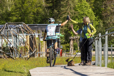 Wandernde und Radfahrer klatschen sich ab