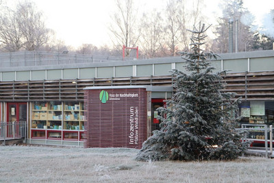 Weihnachtsbaum im Frost vor Haus der Nachhaltigkeit